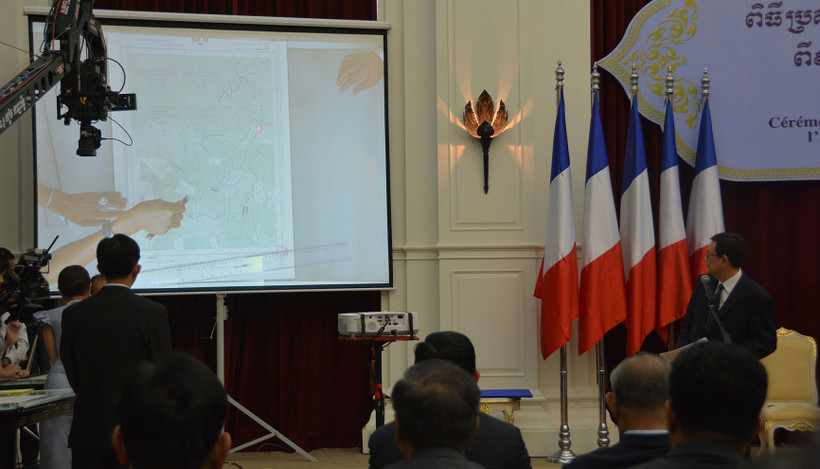 Cuộc đối chiếu bản đồ diễn ra công khai tại Cung Hòa bình.