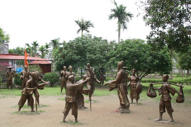 Vườn tượng trong quần thể di tích đền Trạng Trình Nguyễn Bỉnh Khiêm.