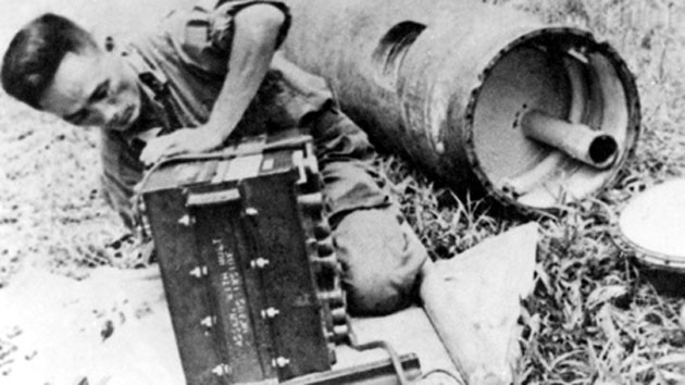 Ðại đội phó Trương Thế Hùng "mổ bụng" quả thủy lôi MK-52 đầu tiên tại huyện Nam Ðàn (Nghệ An) tháng 3 năm 1967.