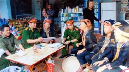 Công an huyện Bắc Sơn (Lạng Sơn) phối hợp cùng nhân dân giữ gìn an ninh trật tự thôn bản. (Ảnh: Internet)