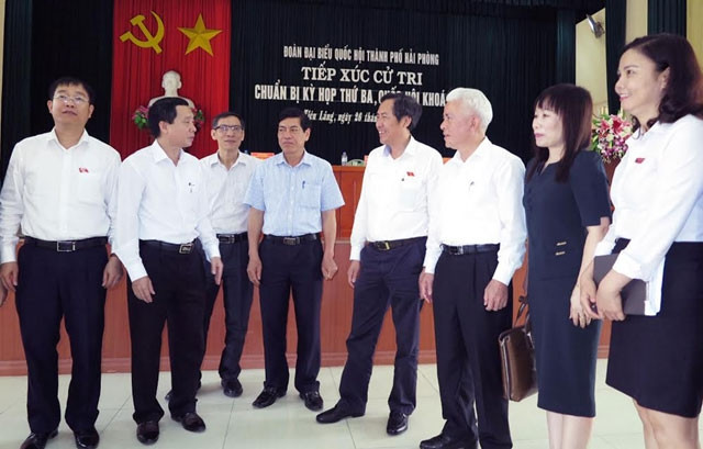 Đồng chí Thuận Hữu, Ủy viên T.Ư Đảng, Tổng Biên tập Báo Nhân Dân, Chủ tịch Hội Nhà báo Việt Nam cùng đoàn đại biểu QH TP Hải Phòng tiếp xúc cử tri tại huyện Tiên Lãng.