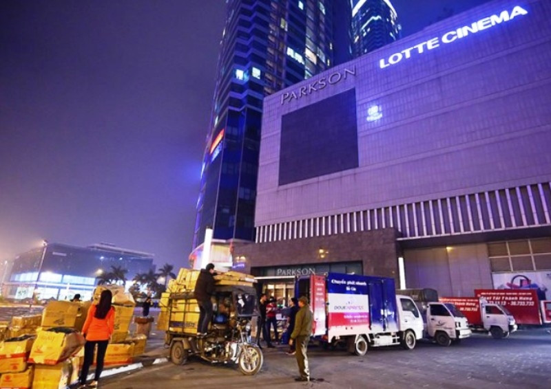 Sau khi thông báo ngừng hoạt động, Parkson Landmark buộc các chủ cửa hàng kinh doanh tại hệ thống phải thu dọn hàng hóa, quầy kệ để chuyển đi ngay trong đêm.