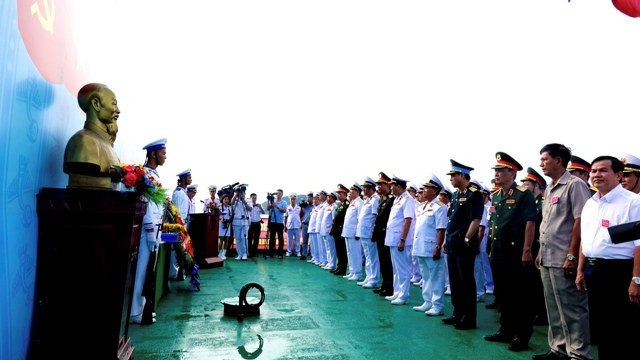 Các đại biểu tại lễ tưởng niệm, dâng hương, dâng hoa các Anh hùng, liệt sĩ hy sinh trong chiến dịch.