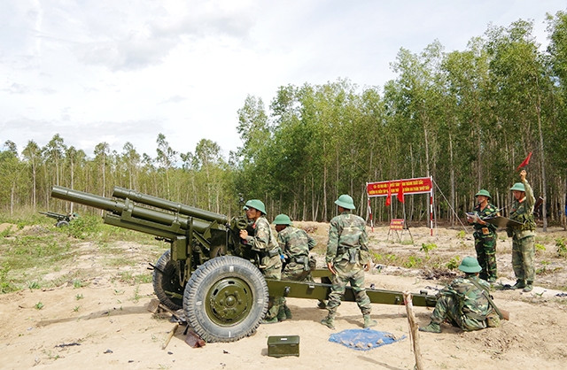 Bộ đội Lữ đoàn Pháo binh 368 (Quân khu 5) luyện tập thực hành hiệp đồng khẩu đội trong chiến đấu.