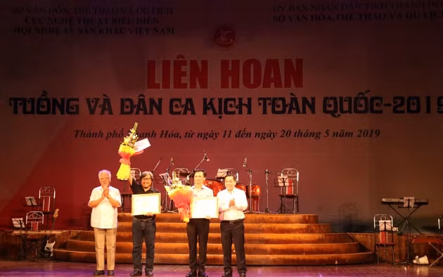 Trao giải Huy chương Vàng dành cho vở diễn "Chói rạng sơn hà".