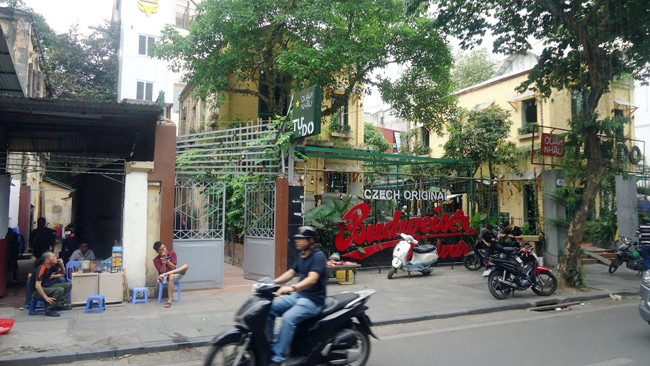 Mặc dù địa chỉ 70 phố Thợ Nhuộm đang có tranh chấp, nhưng chủ mới vẫn tiến hành kinh doanh nhà hàng.