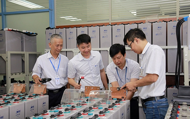 Cán bộ kỹ thuật của VNPT - Net lắp đặt thiết bị hạ tầng mạng lưới.