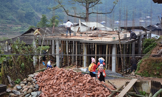 Những ngôi nhà đang được xây mới sau lũ tại xã Hát Lừu, huyện Trạm Tấu (Yên Bái).