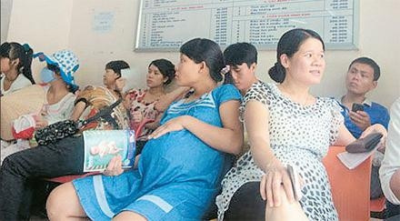 Các thai phụ xếp hàng chờ khám thai tại Bệnh viện Phụ sản T.Ư.