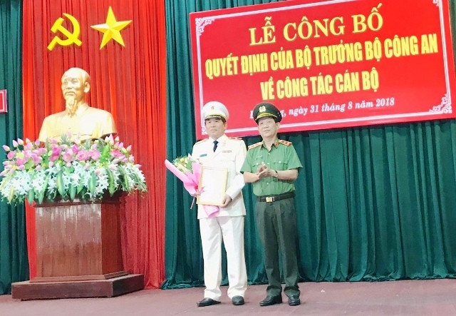 Trung tướng Nguyễn Văn Sơn trao quyết định cho Thiếu tướng Vũ Xuân Viên.