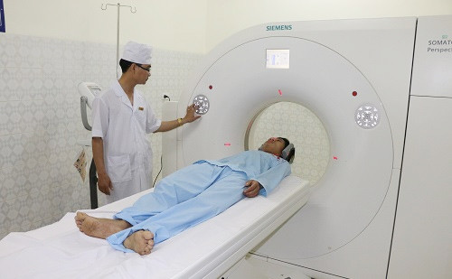 Bác sĩ vận hành thiết bị hiện đại chụp cắt lớp vi tính xoắn ốc.