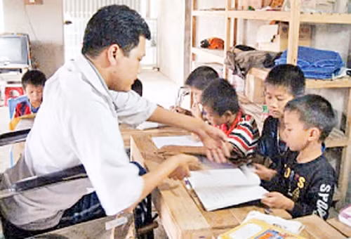 Anh Phùng Văn Trường hướng dẫn các em học sinh luyện viết chữ đẹp.