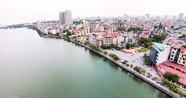 Dự án cải tạo hạ tầng kỹ thuật và làm đường kè chung quanh hồ Tây, góp phần làm đẹp cảnh quan, cải thiện môi trường. Ảnh: MẠNH THẮNG