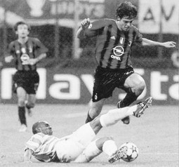 Kaka, tiền về trụ cột của đội đương kim vô địch Cúp C1 AC Milan.