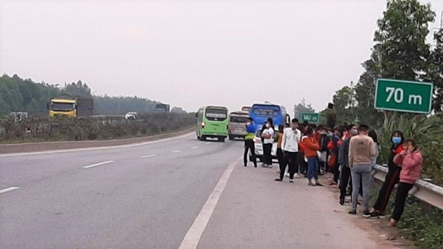 Dừng đỗ lộn xộn trên đường cao tốc Hà Nội - Bắc Giang chờ bắt xe.