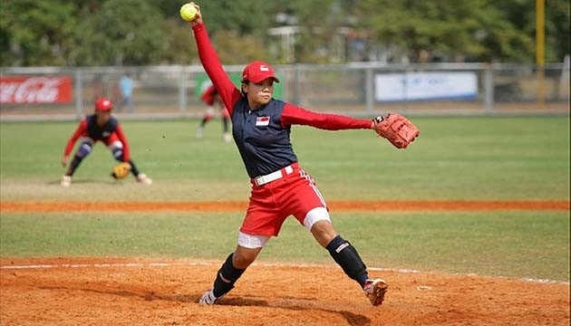 Một nữ cầu thủ bóng mềm đang trong tư thế ném bóng. (ảnh minh họa)