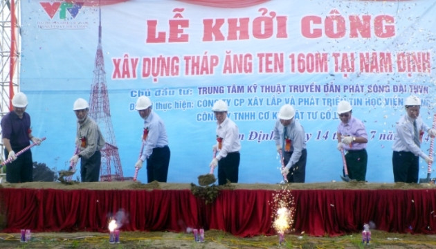 Đại diện lãnh đạo Đài THVN, UBND tỉnh Nam Định, các nhà thầu thi chính thức công khởi xây dựng Công trình tháp ăng- ten phát sóng truyền hình tại Nam Định.
