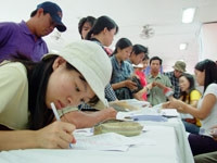 Thí sinh nộp hồ sơ tuyển sinh
tại Nhà văn hóa Thanh niên
TP Hồ Chí Minh.