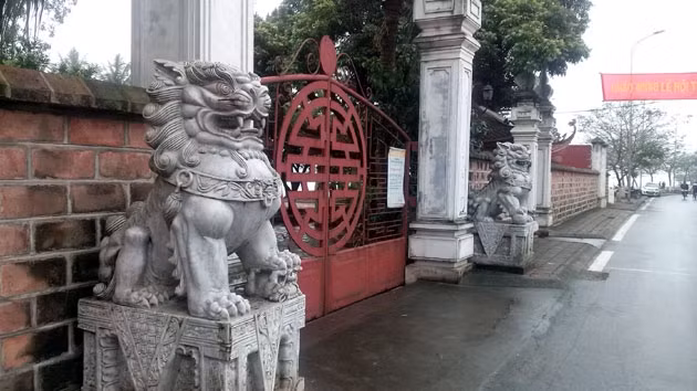 Sư tử đá ngoại lai tại đình Yên Phụ (Tây Hồ, Hà Nội).