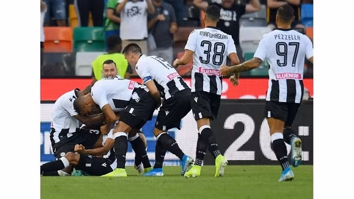 Các cầu thủ Udinese ăn mừng sau pha lập công của Rodrigo Becao.