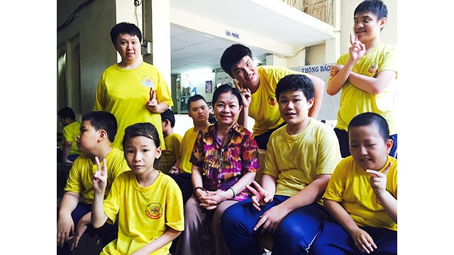 Cô giáo Trương Thị Lợi với các em nhỏ ở Tịnh xá Linh Quang.