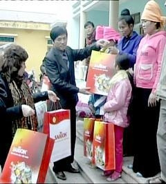 Ðại diện các nhà tài trợ trao quà tặng các thành viên CLB "Trái tim yêu thương".