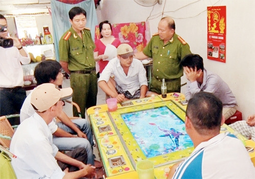 Đoàn kiểm tra liên ngành kiểm tra một cơ sở có kinh doanh trò game bắn cá.