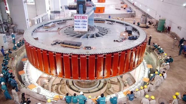 Lắp đặt rô-to tổ máy số 6, tổ máy cuối cùng của Nhà máy thủy điện Sơn La.