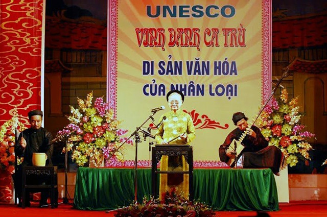 Nghệ nhân Phó Thị Kim Ðức biểu diễn trong dịp ca trù được UNESCO vinh danh là Di sản Văn hóa phi vật thể của nhân loại.