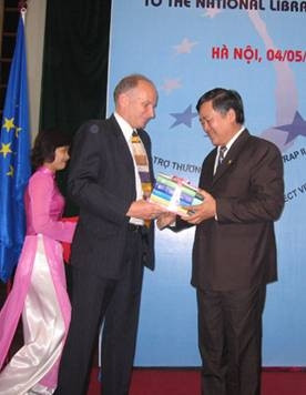 Đại sứ EU tại Việt Nam trao sách
cho giám đốc Thư viện Quốc gia.