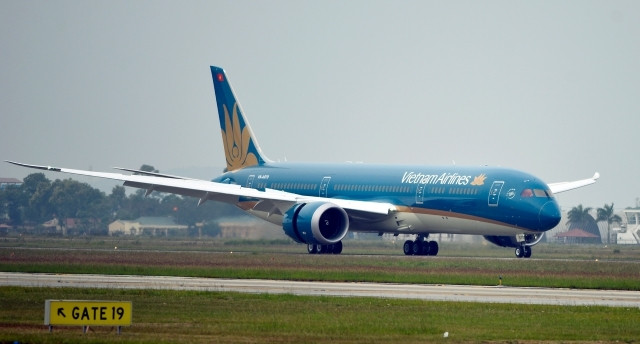 Hình ảnh đầu tiên về chiếc máy bay Boeing 787 thứ 10 của Vietnam Airlines vừa hạ cánh tại Nội Bài.
