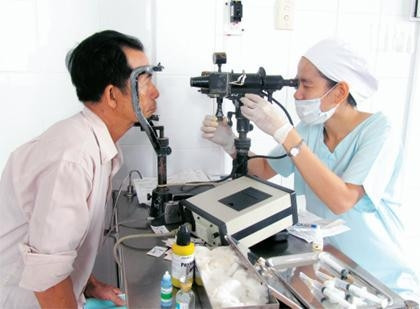 Kiểm tra mắt cho người bệnh.