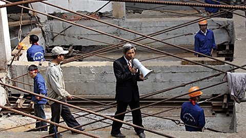 "Thần đèn" Đỗ Quốc Khánh đang chỉ huy trên công trường. (Ảnh: Internet)