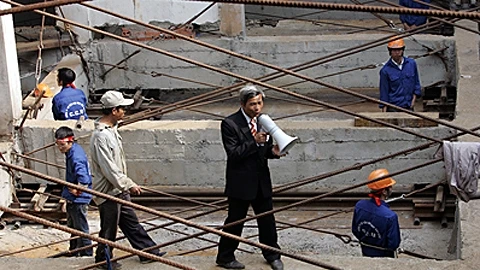 "Thần đèn" Đỗ Quốc Khánh đang chỉ huy trên công trường. (Ảnh: Internet)