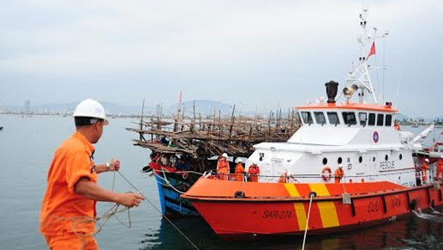 Tàu SAR 274 lai dắt tàu cá bị nạn cùng 31 thuyền viên về tới cảng Đà Nẵng an toàn.