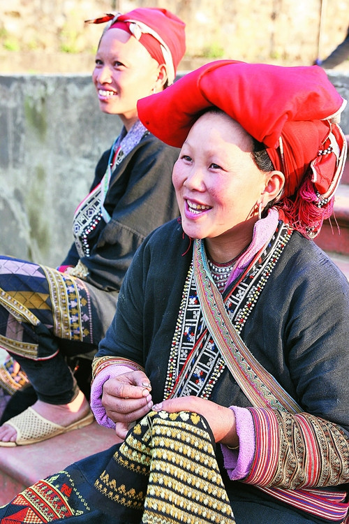 Với đôi bàn tay khéo léo, phụ nữ Dao ở huyện Sa Pa (Lào Cai) đã làm ra các sản phẩm thêu đẹp, được du khách ưa chuộng. Ảnh: NGUYỄN ĐĂNG