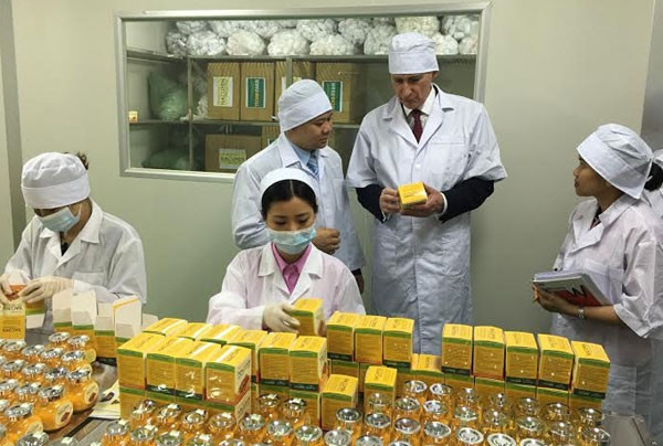 TS. Dương Ngọc Tú đang giới thiệu các sản phẩm từ nghệ với Ngoại trưởng Philip Hammond.