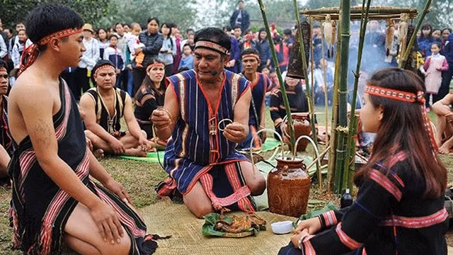 Cần giữ gìn những nét đặc sắc trong lễ cưới truyền thống của đồng bào.