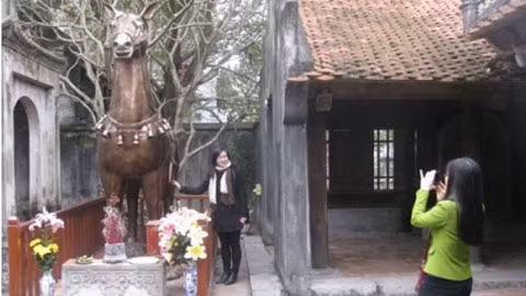 "Ông" ngựa sắt nghễu nghện trong đền Phù Đổng.