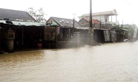 Nhiều ngôi nhà ở vùng thấp trũng huyện Quảng Điền (TT - Huế) vẫn còn bị cô lập do nước lũ.