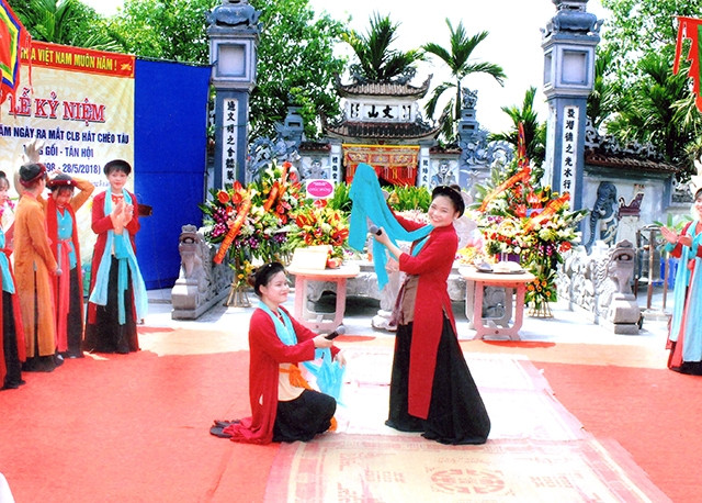 Biểu diễn hát chèo tàu tại Lễ kỷ niệm 20 năm thành lập Câu lạc bộ chèo tàu xã Tân Hội (huyện Ðan Phượng, Hà Nội). Ảnh: ÐÔNG SINH NHẬT