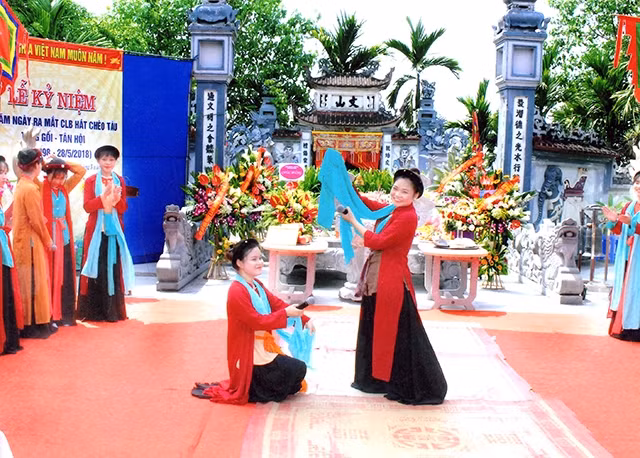 Biểu diễn hát chèo tàu tại Lễ kỷ niệm 20 năm thành lập Câu lạc bộ chèo tàu xã Tân Hội (huyện Ðan Phượng, Hà Nội). Ảnh: ÐÔNG SINH NHẬT