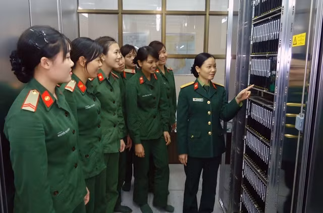 Huấn luyện chiến sĩ về hệ thống thông tin chuyển mạch ở Lữ đoàn 205.