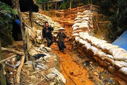 Khoét núi để tìm vàng ở Minh Lương (Văn Bàn, Lào Cai).