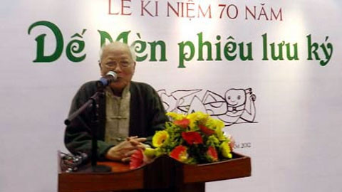 Nhà văn Tô Hoài phát biểu tại Lễ kỷ niệm 70 năm ngày ra đời tác phẩm "Dế mèn phiêu lưu ký". (Ảnh: cand.com.vn)