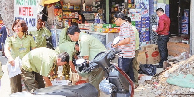 Lực lượng QLTT TP Hồ Chí Minh kiểm tra, thu giữ thuốc lá lậu.