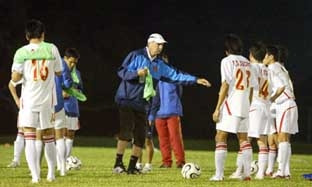 Đội Việt Nam tập luyện trên đất Singapore.