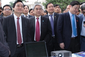 Lãnh đạo các bộ, ngành và ĐHQGHN nghe giới thiệu kết quả nghiên cứu chuyển giao KHCN.