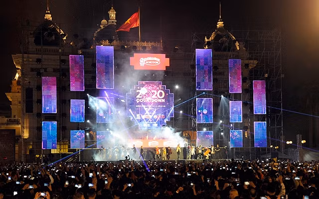 Người dân Hà Nội và du khách tham dự đại nhạc hội chào đón năm mới 2020 tại Quảng trường Cách mạng Tháng Tám. Ảnh: NGUYÊN KHOA