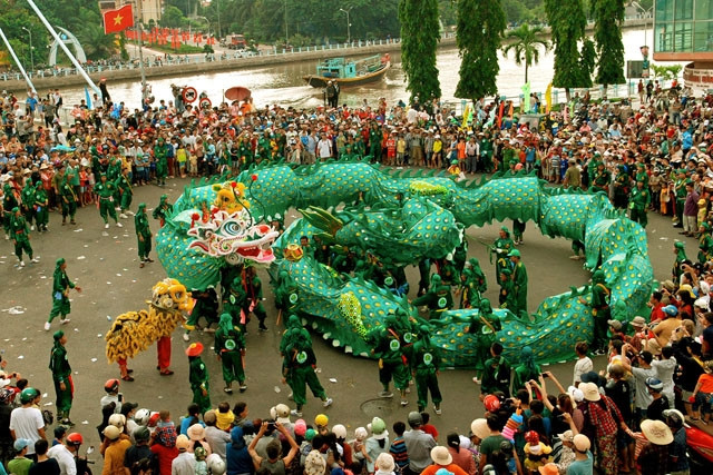 Biểu diễn Rồng Xanh dài 49 m trong lễ hội Nghinh Ông.